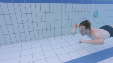 Aquapark havuzda erkekte