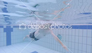 Aquapark havuzda erkekte