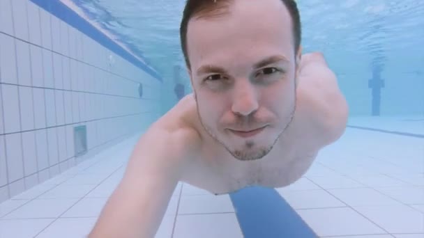Человек в бассейне в аквапарке — стоковое видео