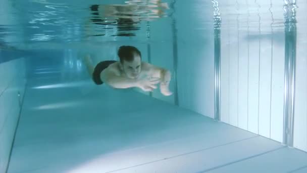 Hombre en la piscina en aquapark — Vídeo de stock