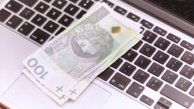 Kadın muhasebeci para ile