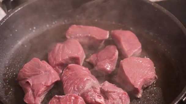 Friggere la carne sulla padella calda — Video Stock