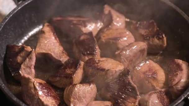 Обсмажування м'яса на гарячій сковороді — стокове відео