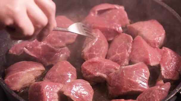 Friggere la carne sulla padella calda — Video Stock