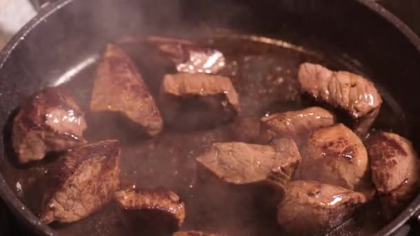 Faire frire la viande sur une poêle chaude — Video