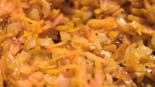 Смажити цибулю і моркву на сковороді — стокове відео