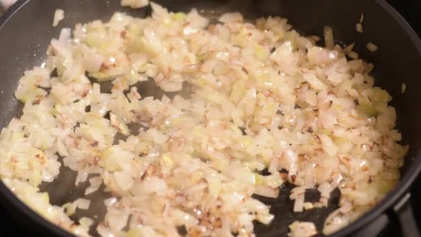 Frying onions on hot pan — Stock Video