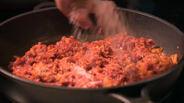 Freír verduras con pasta de tomate — Vídeo de stock
