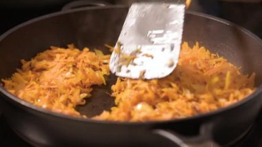 Soğan ve havuç Pan kızartma