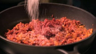 Kızartma sebze domates salçası ile