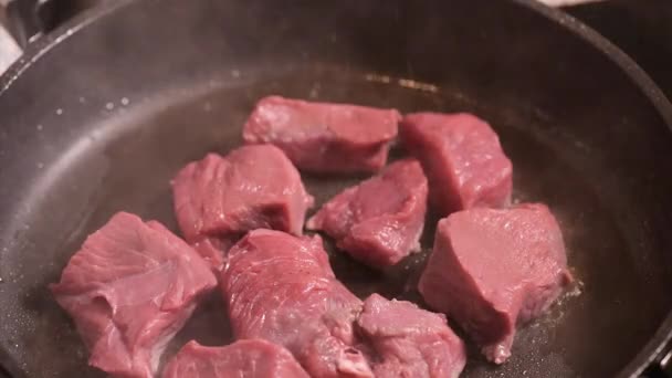 Freír carne en una sartén caliente — Vídeos de Stock