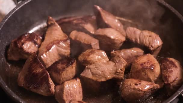 Fleisch in heißer Pfanne braten — Stockvideo