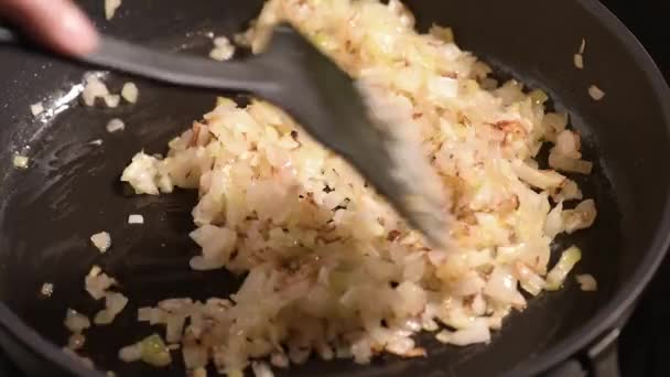 Cebolas de ato de fritar na panela quente — Vídeo de Stock