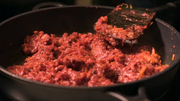 Stegning grøntsager med tomatpasta – Stock-video