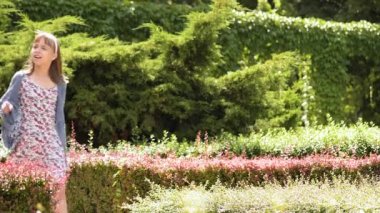 Kız parkta yürüyüş