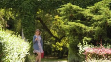 Genç kadın alışveriş gezisi