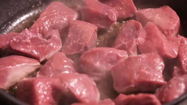 Freír carne en una sartén caliente — Vídeos de Stock