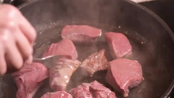 Faire frire la viande sur une poêle chaude — Video