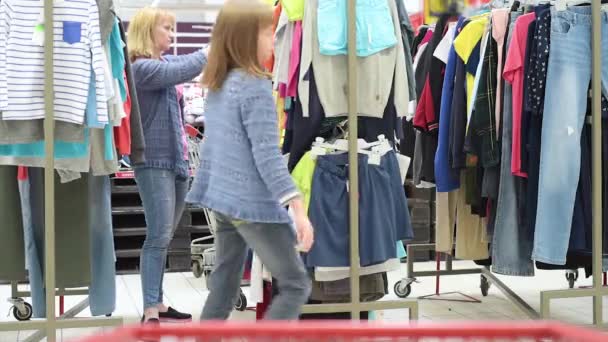 Поездка по магазинам матери и дочери — стоковое видео