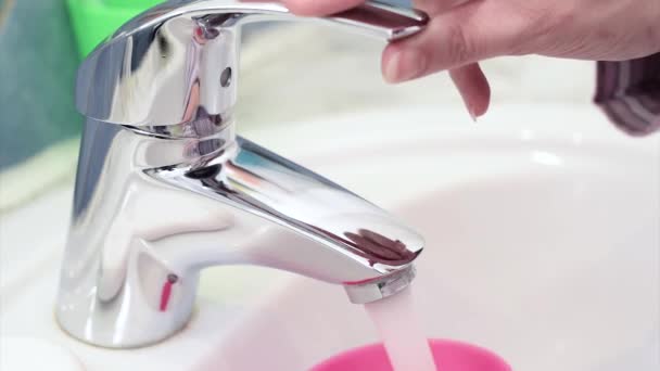 Жінка чистить зуби у ванній — стокове відео