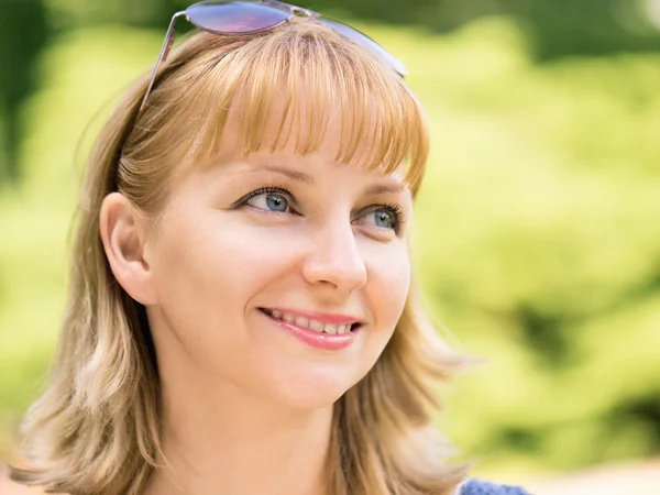 Portrait attractive young woman — Stock Photo, Image