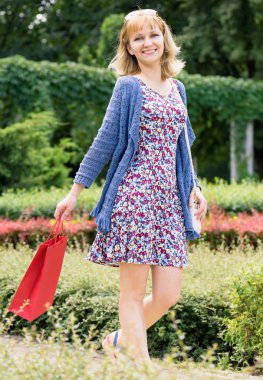 Genç kadın alışveriş gezisi