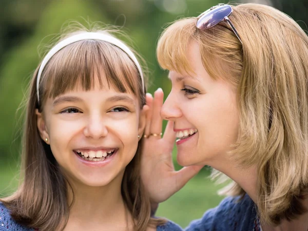 Moeder en dochter in het park — Stockfoto