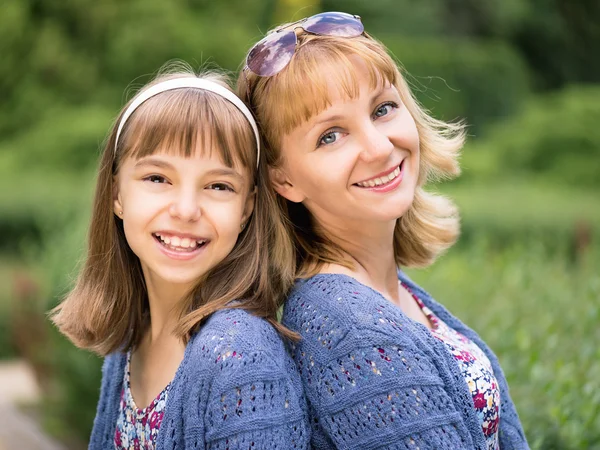 Mor och dotter på park — Stockfoto