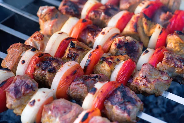 Barbecue met heerlijk gegrild vlees — Stockfoto