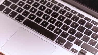 Laptop klavye üzerinde para