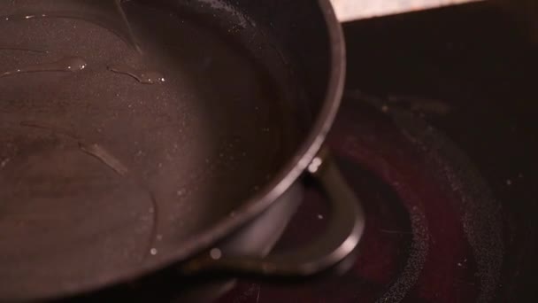 Змащення гарячу сковороду — стокове відео