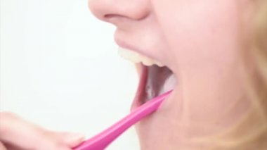 Banyoda dişlerini fırçalayan kadın.