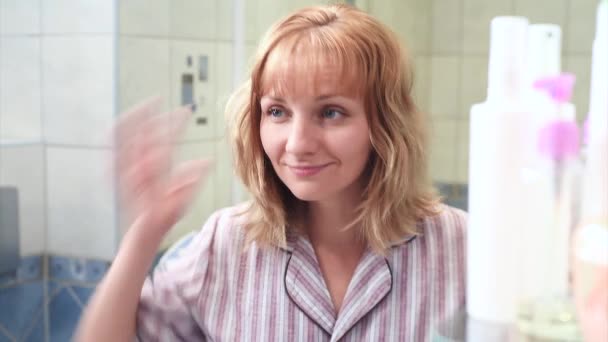 Mujer en el espejo en el baño — Vídeos de Stock