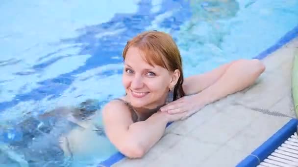 Mulher na piscina — Vídeo de Stock