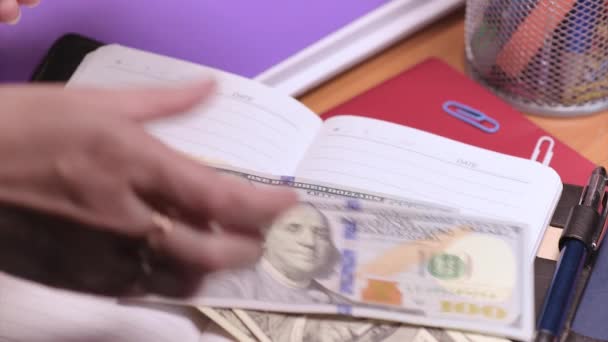 Mujer contable con dinero — Vídeos de Stock