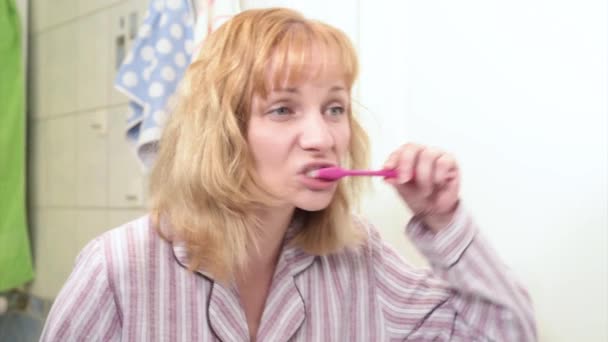 Kvinna borsta tänderna i badrummet — Stockvideo