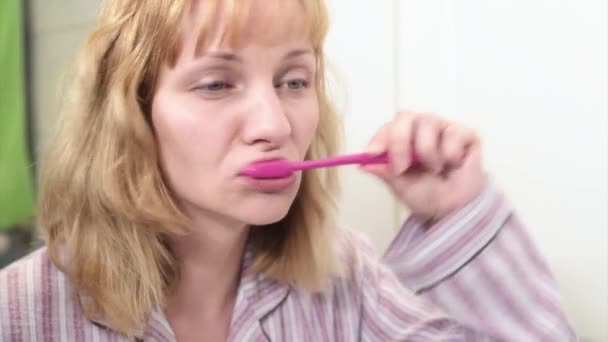 Mujer cepillarse los dientes en el baño — Vídeo de stock