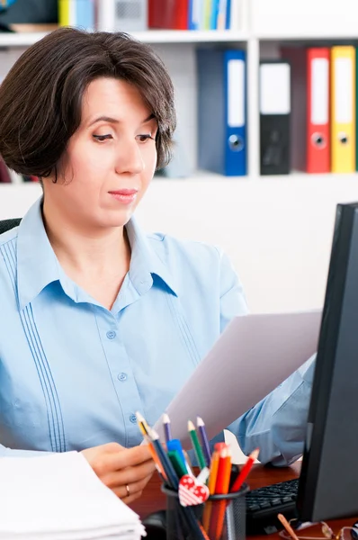 Femme d'affaires travaillant dans le bureau — Photo