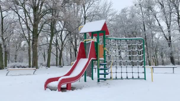 雪の中の空の遊び場 — ストック動画