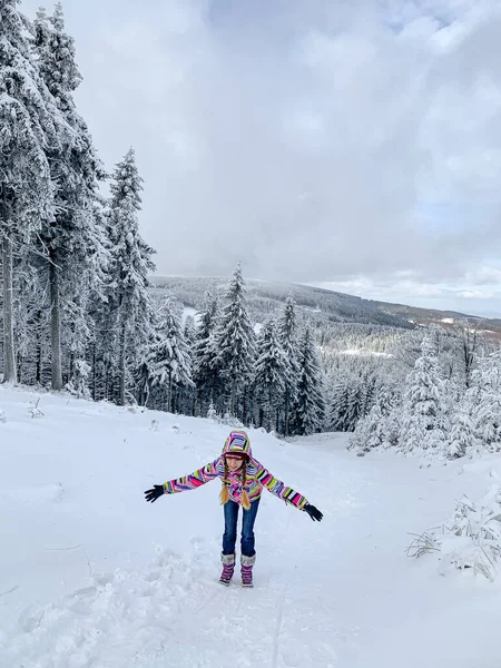 Flicka i vinterskogen — Stockfoto