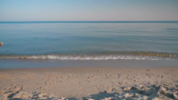 La mujer corre en la playa del mar — Vídeos de Stock