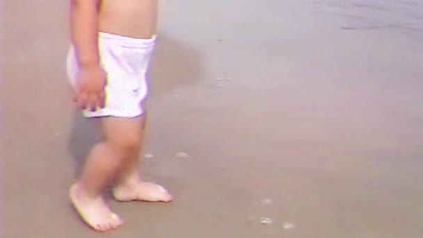 VHS mały chłopiec na plaży morskiej — Wideo stockowe