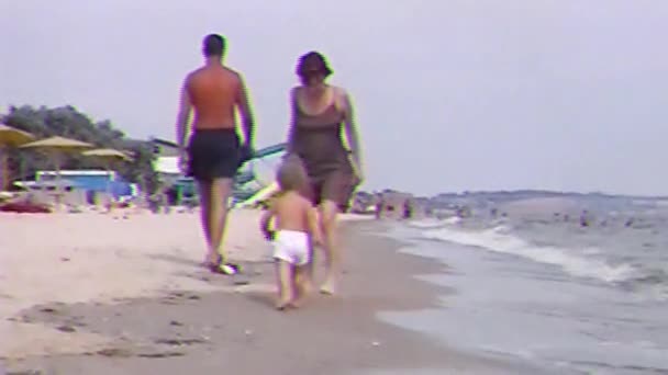VHS маленький мальчик на морском пляже — стоковое видео