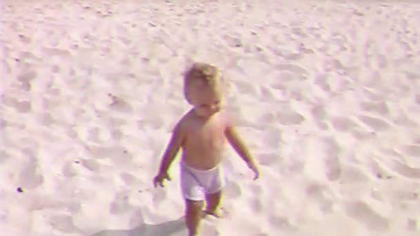 VHS mały chłopiec na plaży morskiej — Wideo stockowe