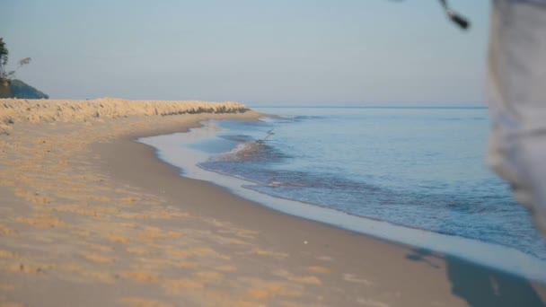 Человек с удочкой на пляже — стоковое видео