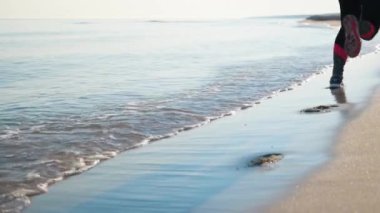 Kadın ayakları spor ayakkabı giyer.