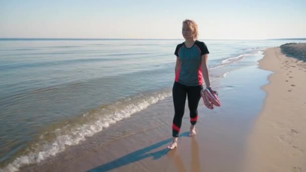 Mujer descalza caminando en la playa — Vídeos de Stock