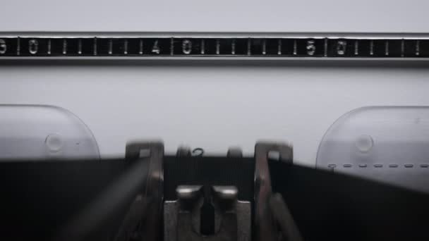 Печать текста на пишущей машинке — стоковое видео