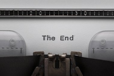 Daktiloda yazı yazılıyor