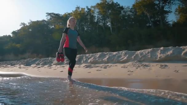 Mujer descalza caminando en la playa — Vídeos de Stock